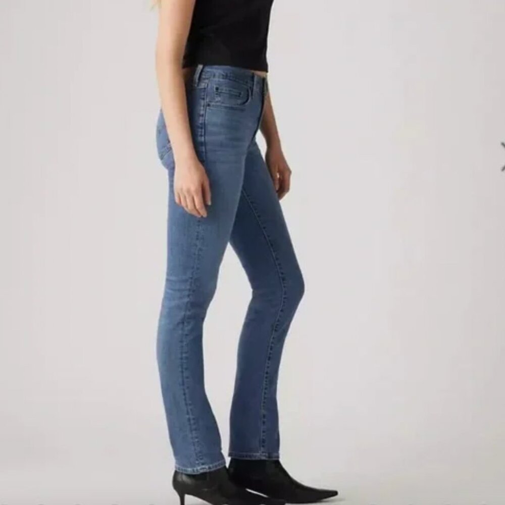 📓 Levi's High Rise Blue Jeans with Classic Stitching 📓 - Picture 2 of 7